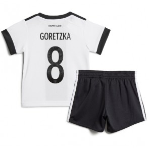 Tyskland Leon Goretzka #8 Hemmakläder Barn VM 2022 Kortärmad (+ Korta byxor)